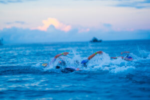 2024 Kona Race Day Photos – a huge pack quickly forms at the start of the race