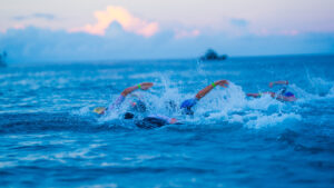 2024 Kona Race Day Photos – a huge pack quickly forms at the start of the race