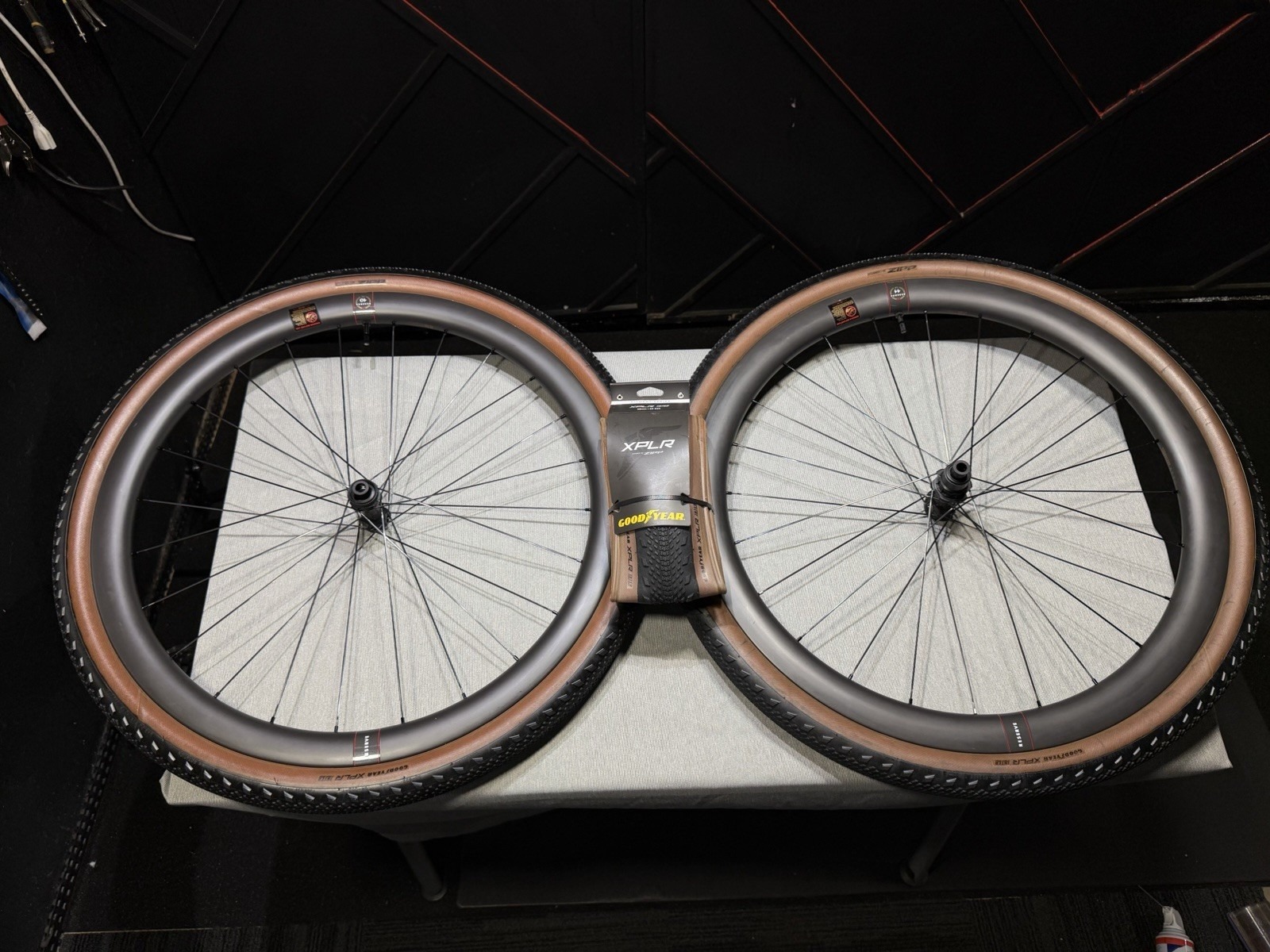 Reserve 40|44 GR, Carbon, Turbulent Aero tech, 24h, tubeless ready Probably 300 Miles On