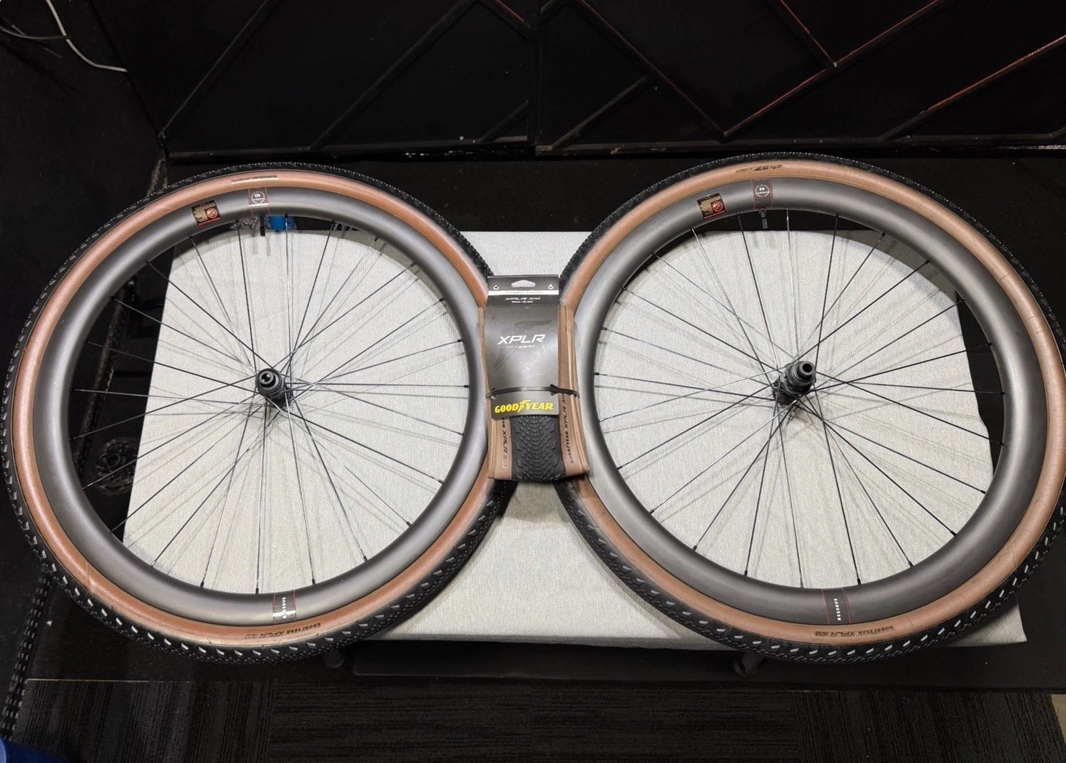 Reserve 40|44 GR, Carbon, Turbulent Aero tech, 24h, tubeless ready Probably 300 Miles On